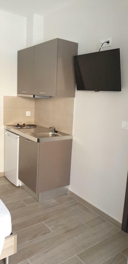 Chriselia 1 Apartment เนอาโรดา ภายนอก รูปภาพ